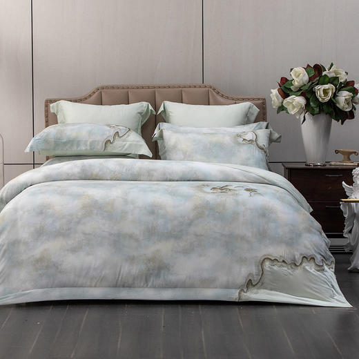 多喜爱 50S天丝四件套 缥缈茹烟绣花工艺 缥缈茹烟 丝滑舒适 刷木印染 奥地利进口兰精天丝 莱赛尔纤维 国风刺绣 礼盒包装 商品图0