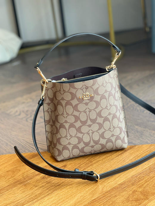 春季特惠💰450 蔻驰C家CA582新款小号经典老花水桶包，新改款 商品图0