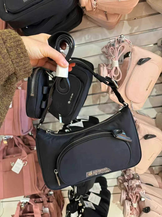 🉐🉐599到手 Prada 同款~新年开挂神包 Lululemon尼龙三合一 斜挎包 ,超轻 实用 前后都有口袋 ,大小尺寸非常完美 商品图3