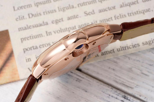 AF蜕变归来——卡地亚33mm蓝气球系列腕表
延续以往优异的产品质量更换全新包装和全新防伪标，让高品质更有识别性➕搭配正品一致的定制版CAL076一体瑞士机芯，正品original原版开模的copy❕ 商品图6