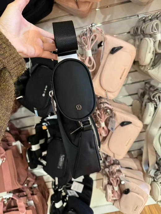 🉐🉐599到手 Prada 同款~新年开挂神包 Lululemon尼龙三合一 斜挎包 ,超轻 实用 前后都有口袋 ,大小尺寸非常完美 商品图4