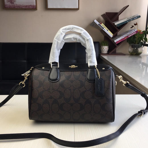 春季特惠💰450 coach蔻驰F58312 新款波士顿系列 枕头包 商品图0