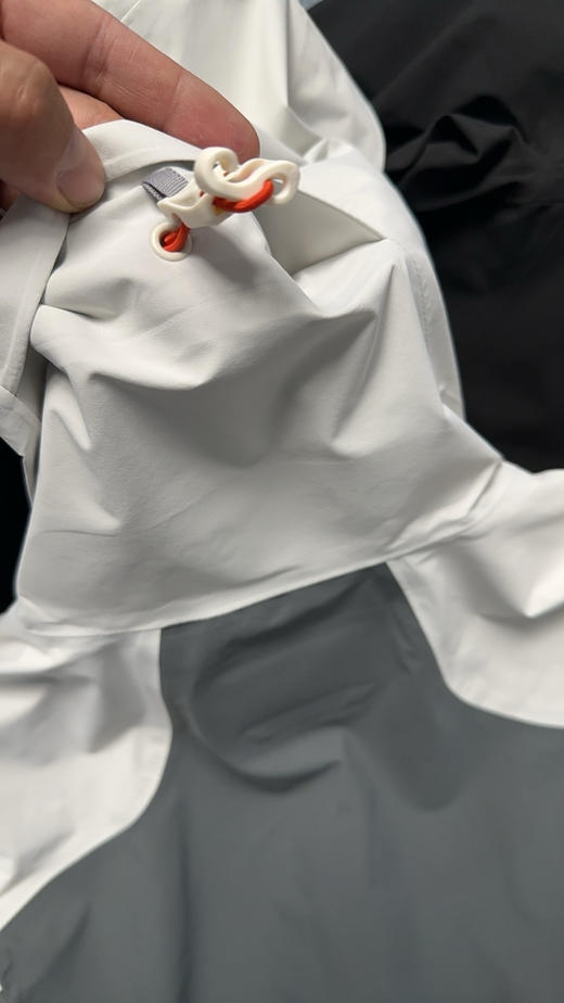 原单正品KOLON   SPORT 1992多功能先行者轻盈冲锋衣
采用70D GORE-TEXC-KNIT面料  防风 防水 透湿 耐磨强大多功能
尺码M-XXL 商品图6