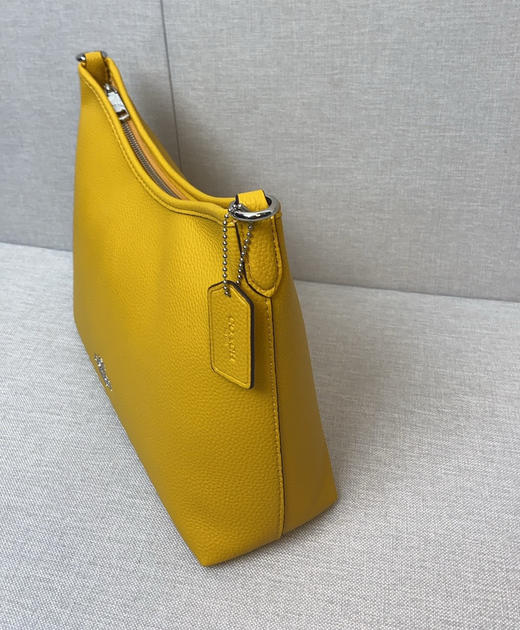 春季特惠💰450 蔻驰蔻家新款腋下包Laurela单肩斜跨手提流浪包CR148 尺寸：28-18-11cm 商品图5