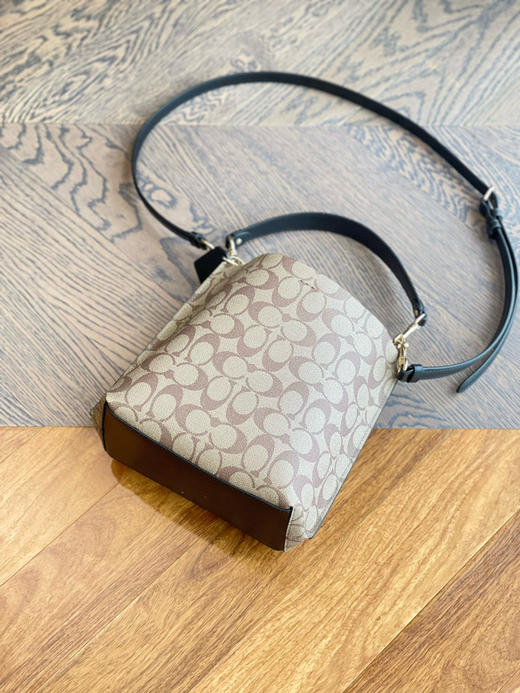 春季特惠💰450 蔻驰C家CA582新款小号经典老花水桶包，新改款 商品图3