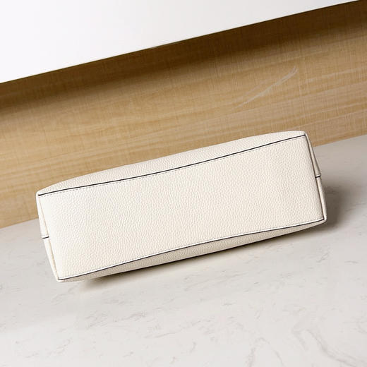 春季特惠💰450 蔻驰蔻家新款腋下包Laurela单肩斜跨手提流浪包CR148 尺寸：28-18-11cm 商品图6