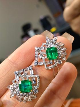 3ct刻面祖母绿耳钉