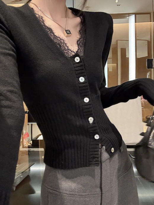 纯欲感拉满的【韩女法则*v领蕾丝拼接针织衫】谁能不爱!不仅显腰细还修饰身型比例~很好搭衣服~~ 商品图1