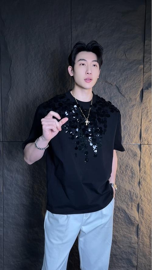 早春新款时尚个性韩版纯色亮片圆领短袖T恤痞帅百搭潮流套头上衣 商品图0