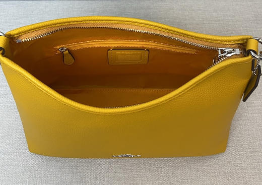 春季特惠💰450 蔻驰蔻家新款腋下包Laurela单肩斜跨手提流浪包CR148 尺寸：28-18-11cm 商品图7