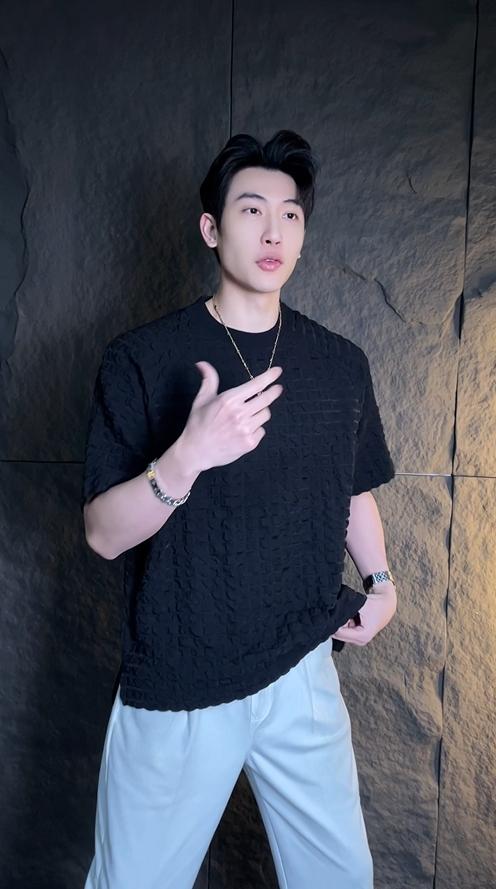 38658早春新款时尚个性韩版纯色格子圆领短袖上衣压皱百搭情侣套头T恤 商品图0