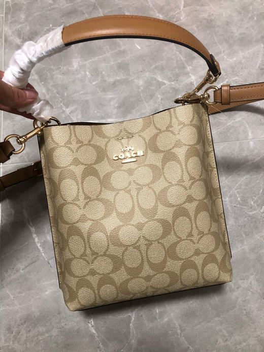 春季特惠💰450 蔻驰CA582 coach新款Mollie 22，蔻弛新品融合了coach经典手提包和托特包的优点 商品图0