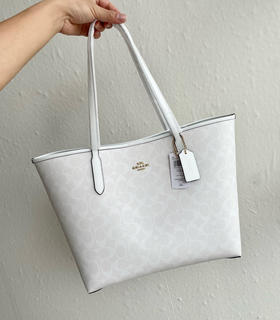 春季特惠💰450 蔻驰City托特包购物袋5696 吸扣设计新款女士托特包/手提/单肩 经典老花包身设计