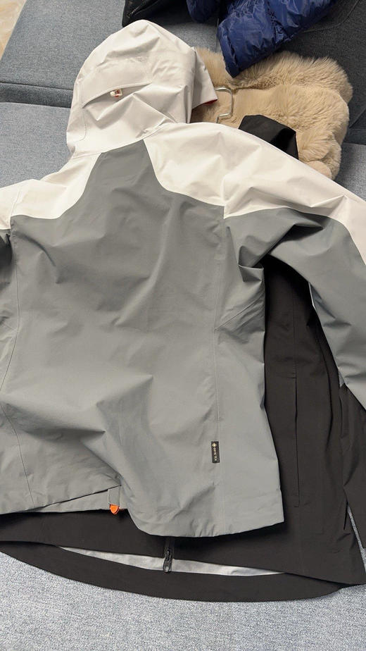 原单正品KOLON   SPORT 1992多功能先行者轻盈冲锋衣
采用70D GORE-TEXC-KNIT面料  防风 防水 透湿 耐磨强大多功能
尺码M-XXL 商品图5