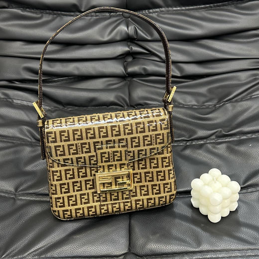 正品二手 Fendi 中古 水晶皮 老花 珐琅金扣 小号 腋下包 商品图2