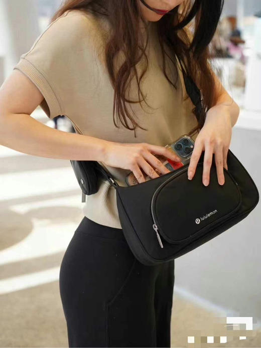 🉐🉐599到手 Prada 同款~新年开挂神包 Lululemon尼龙三合一 斜挎包 ,超轻 实用 前后都有口袋 ,大小尺寸非常完美 商品图7