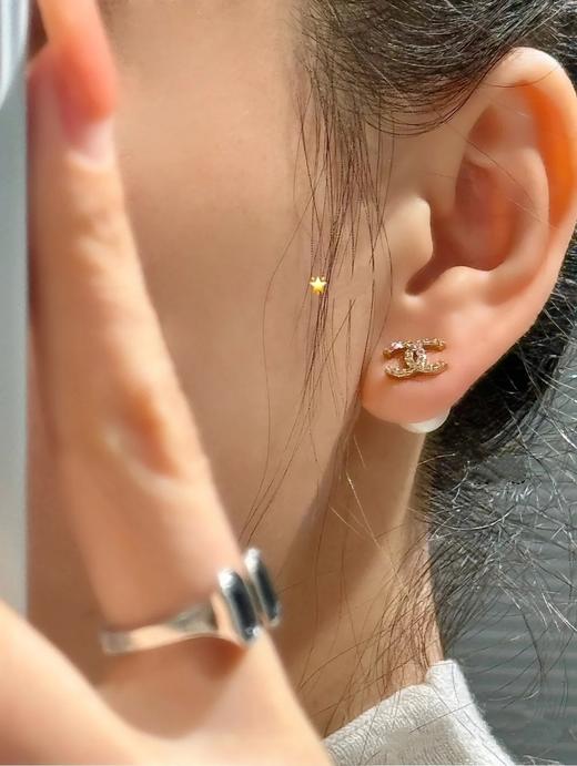 香奶奶镶钻双C珍珠耳钉 商品图1