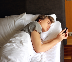 侧躺玩手机的7种伤害！