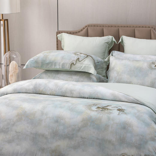 多喜爱 50S天丝四件套 缥缈茹烟/屿香花意绣花工艺 缥缈茹烟 丝滑舒适 刷木印染 奥地利进口兰精天丝 莱赛尔纤维 国风刺绣 礼盒包装 商品图1