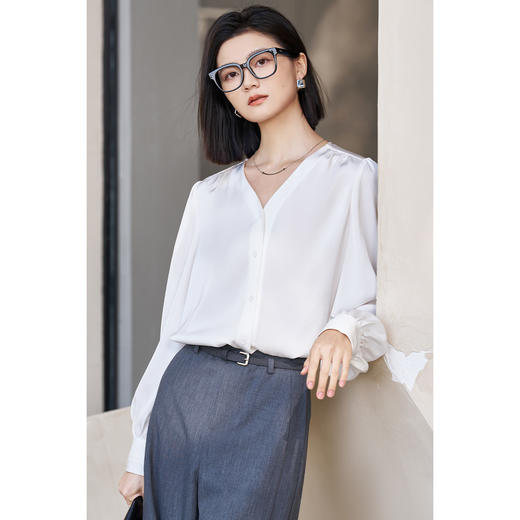 剩XL 米思阳2026春季新款通勤极简白衬衣V领宽松单排扣衬衫女5260 商品图0