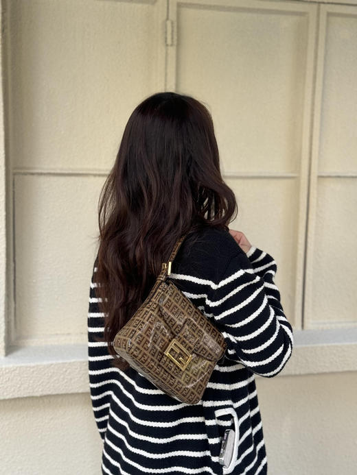 正品二手 Fendi 中古 水晶皮 老花 珐琅金扣 小号 腋下包 商品图1