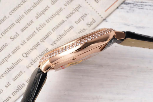 AF蜕变归来——卡地亚33mm蓝气球系列腕表
延续以往优异的产品质量更换全新包装和全新防伪标，让高品质更有识别性➕搭配正品一致的定制版CAL076一体瑞士机芯，正品original原版开模的copy❕ 商品图12