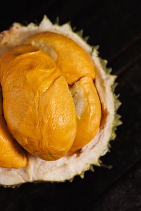 【顺丰空运马来西亚液氮冷冻黑刺榴莲，全规格保5房，少一房赔一房】，细嫩果肉入口即化，层次分明，口感韵味绵长基地直邮