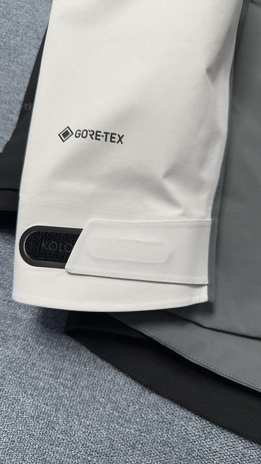 原单正品KOLON   SPORT 1992多功能先行者轻盈冲锋衣
采用70D GORE-TEXC-KNIT面料  防风 防水 透湿 耐磨强大多功能
尺码M-XXL 商品图14