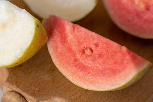 双拼芭乐到货！软糯香甜，巨巨巨好吃。使用有机肥，不催熟，不打药，真正树上熟，拿到就能吃！软软糯糯，香味四溢。 硬吃清甜 软吃糯甜！丰富膳食纤维，好吃不长肉 商品图1