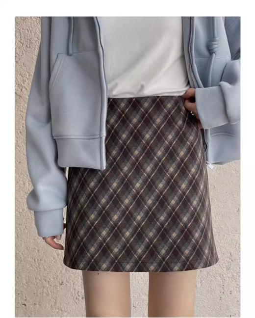 🌺Avann【草莓曲奇】复古格子半身裙： ✅既实穿又复古的百搭格纹裙为日常造型注入❤️轻快舒服的气息裙体走线工整硬朗 ✅剪裁立体富有结构感长度刚好露出纤细的位置显痩遮肉 商品图0