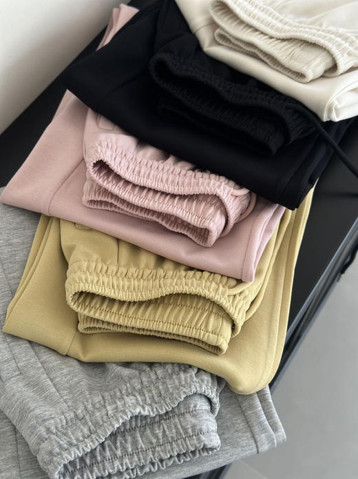  🔥【仟梓赫 空气层两穿卫裤】阔腿➕束脚两穿，🌷裤型完全不挑身材～拥有它走路都带风！超级显腿长👖 面料轻薄柔软💥，裸感丝滑！ 商品图2