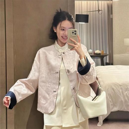 【新中式两面穿牛仔外套 超级温柔抬气质】面料软糯顺滑 缎面提花质感满满 两面上身不一样的感觉 日常通勤超百搭 商品图1