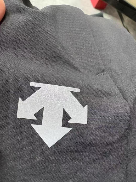 正品迪桑特RUNNING系列跑步运动休闲男士梭织运动长裤 
 非加绒 春款 可单穿  适合人群广泛 
 梭织面料 不易变形  耐穿  版型好  体制内标配 
 尺码 M- XXL 商品图2