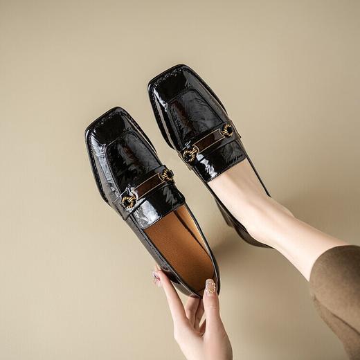 【预售5天】英伦风深口方头粗跟小皮鞋春季新款复古金属扣乐福鞋舒适单鞋NJMK&KD1070 商品图3