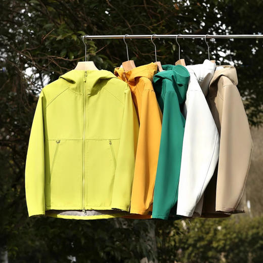 满分性价比！2025年新款3D立体户外三防面料情侣款连帽防风防泼水软壳衣！ 商品图1