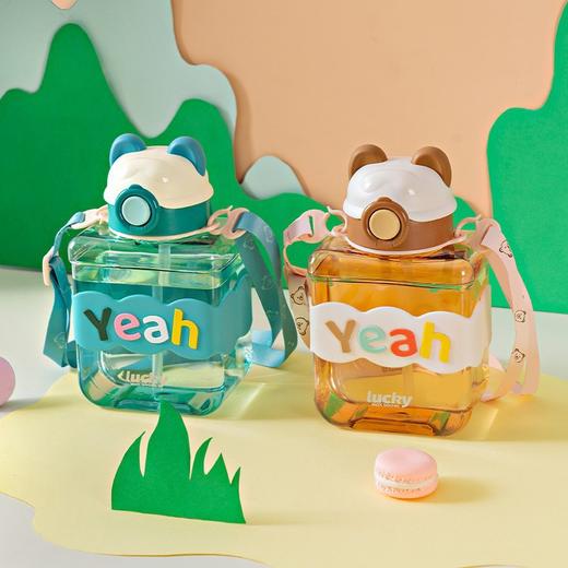 【清新卡通造型，可爱背带设计！】小熊方形塑料水杯吸管杯 幼儿园学生可爱背带水壶 卡通杯子活动礼品 食品级PC材质-QQ 商品图3