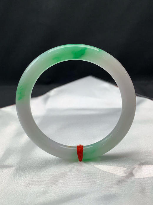 612207，53.6圈口，细糯化飘阳绿细圆条美人条，白底飘阳绿色花，内圈一处洒金金，颜色吸睛，无裂 商品图0