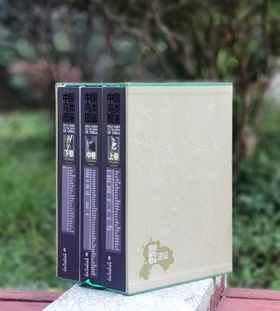 《中国鸟类图鉴》（上中下），主编曲利明，精装，16开，1920页。海峡书局2013年一版一印。定价2800，售价799元。
 