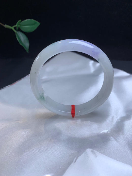 612204，56.5 淡紫罗飘花手镯，12.3-7.5mm 很清新秀气的一款很紫底飘清新蓝花 商品图1