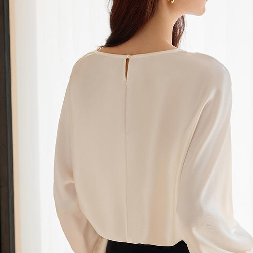 玳莎重磅真丝连肩袖衬衫女2025年春季新款气质弹力珍珠缎圆领上衣  FA31306 商品图3