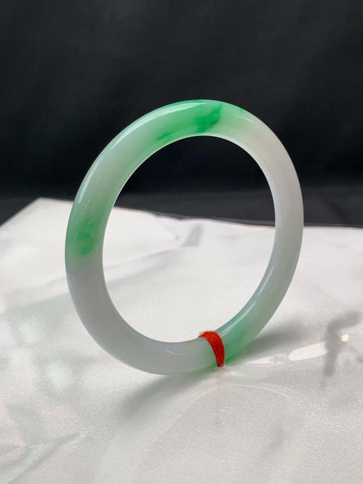 612207，53.6圈口，细糯化飘阳绿细圆条美人条，白底飘阳绿色花，内圈一处洒金金，颜色吸睛，无裂 商品图1