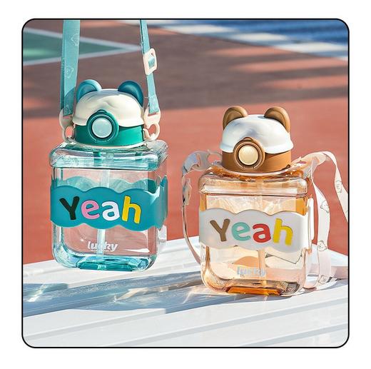 【清新卡通造型，可爱背带设计！】小熊方形塑料水杯吸管杯 幼儿园学生可爱背带水壶 卡通杯子活动礼品 食品级PC材质-QQ 商品图2