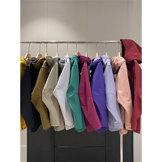 户外冲锋衣！2025新款五防抗撕裂火山岩暖绒锁温情侣款冲锋衣！ 商品图3