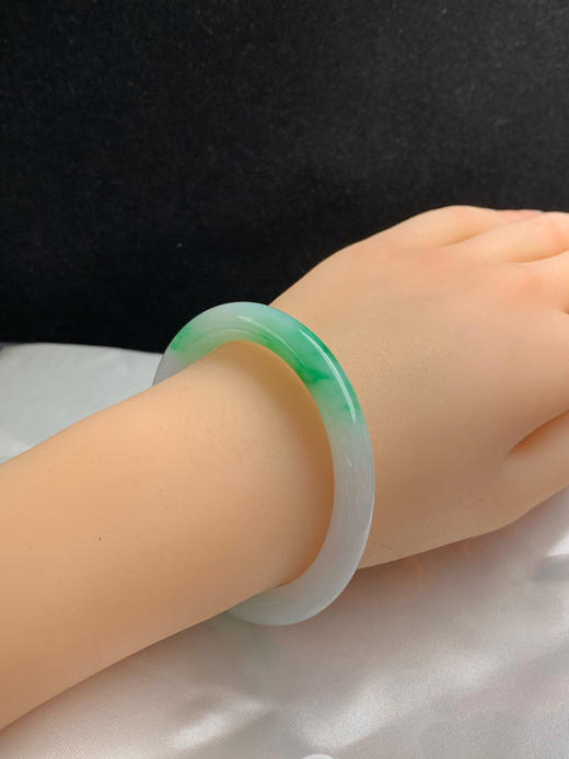 612207，53.6圈口，细糯化飘阳绿细圆条美人条，白底飘阳绿色花，内圈一处洒金金，颜色吸睛，无裂 商品图5