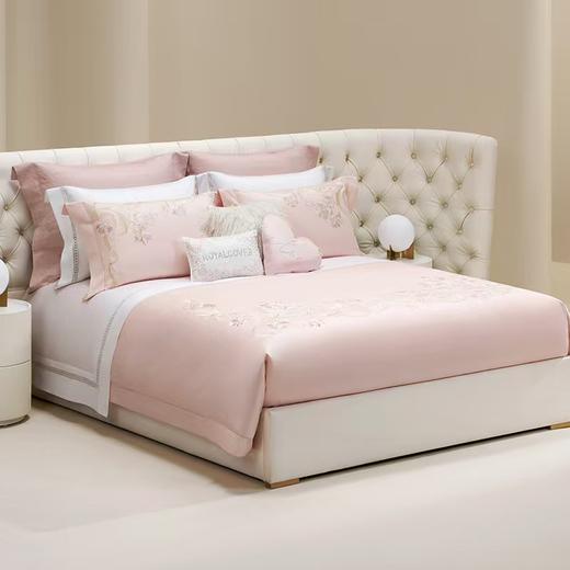 10楼罗卡芙ROYALCOVER100支全棉绣花欧式婚庆 红色四件套 贝拉之恋-粉240*240cm  吊牌价8980元 活动价4980元 商品图1