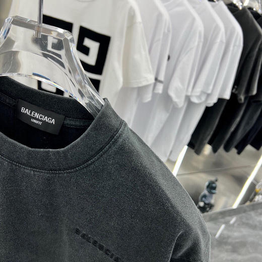 点此购买 巴黎世家春夏季水洗刺绣男女情侣休闲短袖T恤 wt 309071 商品图3