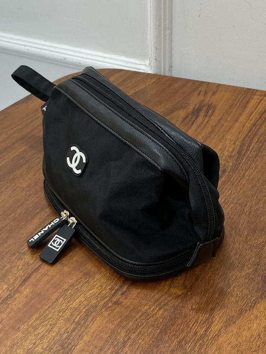 精致女孩必入！！香奈儿化妆包。大容量便携化妆包

在柜子买护肤品达到一定额度柜姐会送的化妆包
东西很不错，内有标，扫码可进官网 商品图4