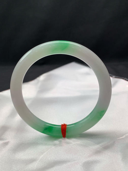 612207，53.6圈口，细糯化飘阳绿细圆条美人条，白底飘阳绿色花，内圈一处洒金金，颜色吸睛，无裂 商品图3