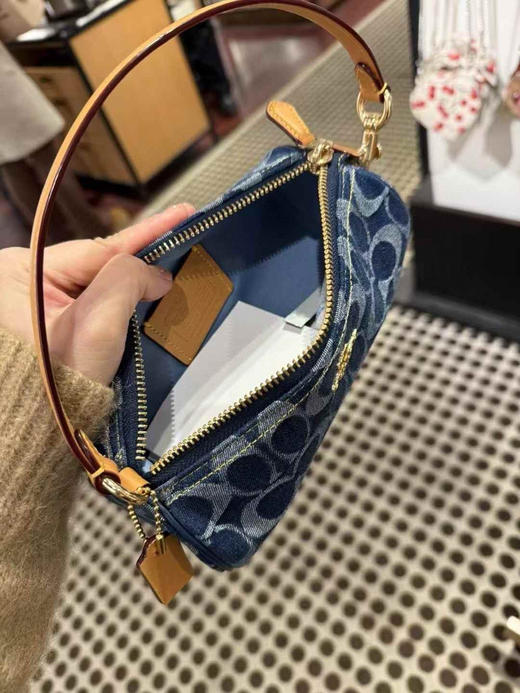 ¥840🇺🇸Coach 最新款Nolita Barrel香布雷笔筒包 商品图3
