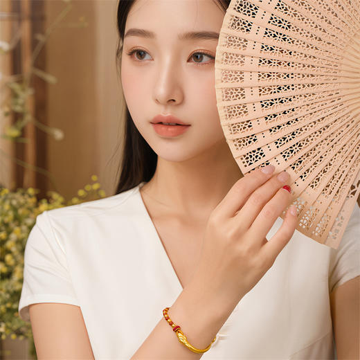 【福利拼团】灵蛇献瑞系列 黄金蛇镯手链 足金生肖蛇半镯半链手链气质女士礼物MEMORA诗普琳HBE09301、HBE09302（线上专供） 商品图8